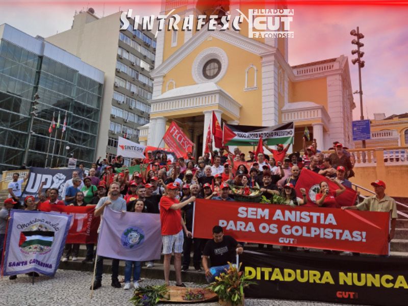 Ato em Florianópolis reúne mística, música e cultura para defender a democracia 